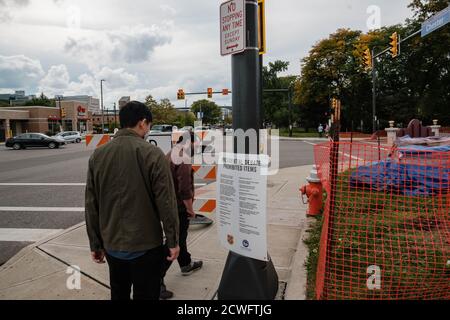 Cleveland, Ohio, États-Unis. 29 septembre 2020. Les hommes regardent une liste affichée des articles interdits lors du premier débat présidentiel tenu à Cleveland, le mercredi 30 septembre 2020. Crédit : Andrew Dolph/ZUMA Wire/Alay Live News Banque D'Images