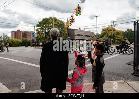 Cleveland, Ohio, États-Unis. 29 septembre 2020. Les enfants enregistrent des vidéos sur les activités de la police lors du premier débat présidentiel tenu à Cleveland, le mercredi 30 septembre 2020. Crédit : Andrew Dolph/ZUMA Wire/Alay Live News Banque D'Images