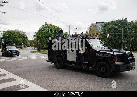 Cleveland, Ohio, États-Unis. 29 septembre 2020. La police de Shaker Heights est à bord d'un véhicule d'intervention d'urgence lors du premier débat présidentiel tenu à Cleveland, le mercredi 30 septembre 2020. Crédit : Andrew Dolph/ZUMA Wire/Alay Live News Banque D'Images