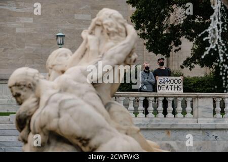 Cleveland, Ohio, États-Unis. 29 septembre 2020. On voit des gens protester contre les extraits du Cleveland Museum of Art lors du premier débat présidentiel tenu à Cleveland, le mercredi 30 septembre 2020. Crédit : Andrew Dolph/ZUMA Wire/Alay Live News Banque D'Images