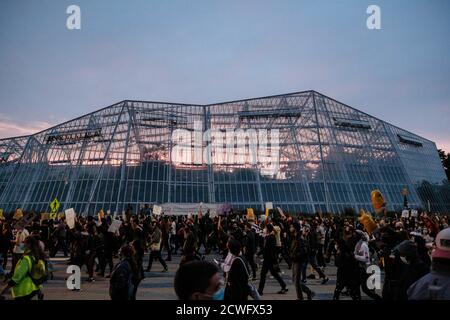 Cleveland, Ohio, États-Unis. 29 septembre 2020. Les manifestants de BLM marchent autour de Wade Oval lors du premier débat présidentiel tenu à Cleveland, le mercredi 30 septembre 2020. Crédit : Andrew Dolph/ZUMA Wire/Alay Live News Banque D'Images