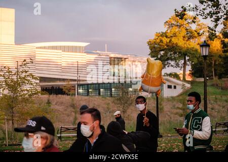 Cleveland, Ohio, États-Unis. 29 septembre 2020. Les manifestants de BLM marchent autour de Wade Oval lors du premier débat présidentiel tenu à Cleveland, le mercredi 30 septembre 2020. Crédit : Andrew Dolph/ZUMA Wire/Alay Live News Banque D'Images