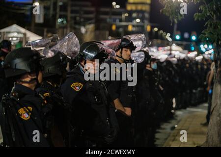 Cleveland, Ohio, États-Unis. 29 septembre 2020. La police de Cleveland maintient une ligne d'opposition aux manifestants lors du premier débat présidentiel tenu à Cleveland, le mercredi 30 septembre 2020. Crédit : Andrew Dolph/ZUMA Wire/Alay Live News Banque D'Images