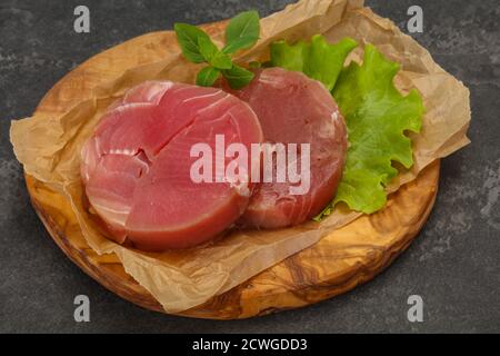 Raw tuna steak ronde prêt pour grill Banque D'Images