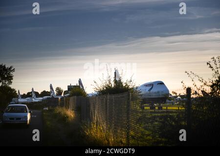 Aéroport de Cotswold, Kemble, Gloucestershire, Royaume-Uni. 27 septembre 2020. Plusieurs Boeing 747 et autres gros avions de passagers sont stockés prêts à être mis au rebut Banque D'Images