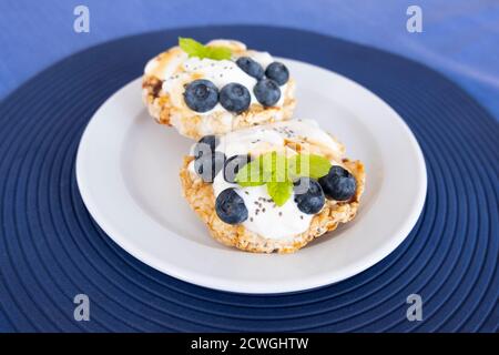 Mini sandwiches frais et sains avec fromage à la crème et bleuets Banque D'Images