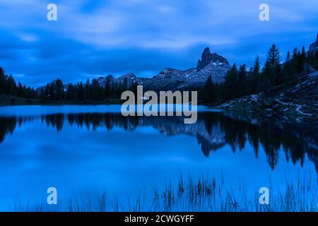 Lumières bleues de crépuscule sur le lac Federa et Becco di Mezzodi, Dolomites d'Ampezzo, province de Belluno, Vénétie, Italie Banque D'Images