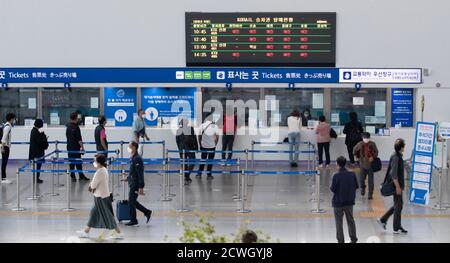 Séoul, Corée du Sud. 30 septembre 2020. Les gens achètent des billets à la gare de Séoul à Séoul, Corée du Sud, le 30 septembre 2020. De nombreux Sud-Coréens choisissent encore de se rendre à domicile pendant les vacances traditionnelles de Chuseok, la version sud-coréenne du jour de Thanksgiving qui dure du 30 septembre au 4 octobre de cette année, bien que le gouvernement ait exhorté les gens à rester chez eux dans le cadre de la pandémie COVID-19. Credit: Lee sang-ho/Xinhua/Alamy Live News Banque D'Images