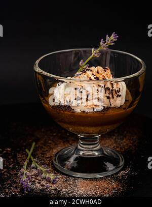 Panna cotta au chocolat dans un verre Banque D'Images