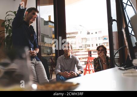 Trois jeunes architectes discutent de questions d'affaires après la réunion à l'intérieur de la salle de conférence dans un élégant bureau à Lisbonne. Trois bus Banque D'Images