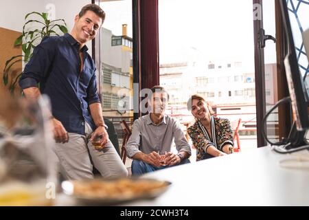 Trois jeunes architectes discutent de questions d'affaires après la réunion à l'intérieur de la salle de conférence dans un élégant bureau à Lisbonne. Trois bus Banque D'Images