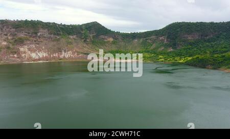 Paysage du lac Crater sur le sommet du volcan Taal. Drone aérien. Lac vert, volcan Taal Banque D'Images