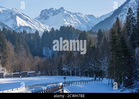 Trettachtal, Winterlandschaft; Fahrweg, Wald, Berge, schneebedeckt, Oberstdorf, Allgäuer Alpen Banque D'Images