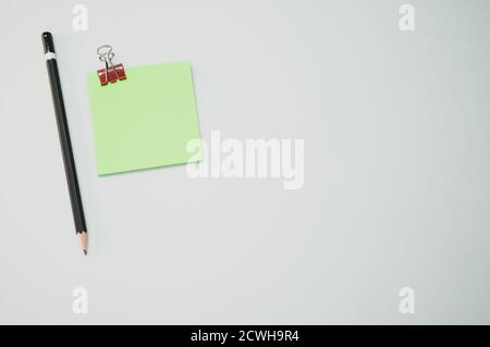 Vue de dessus du crayon et du bloc-notes sur le surface grise Banque D'Images