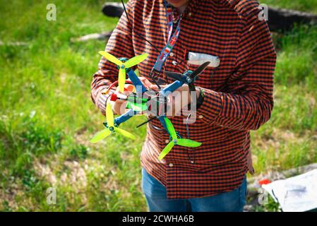 l'homme répare et ajuste un drone de course avant de voler Banque D'Images