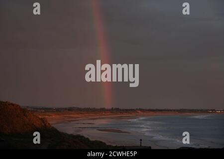 Un arc-en-ciel au lever du soleil au-dessus du musée Watch House à Seaton Sluice dans le Northumberland. Banque D'Images