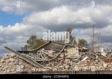 Pile de caoutchoutés de béton et de poutres métalliques tordues en cours de démolition de l'ancien bâtiment du quartier général de la police de Bury, sur la rue Irwell, dans la rue Bury. Banque D'Images