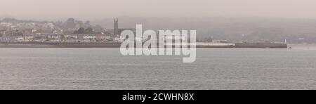 Penzance, de l'autre côté de Mounts Bay, un jour gris de brume, Cornwall, Angleterre, Royaume-Uni. (Monochrome). Banque D'Images