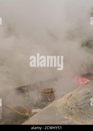 La cuisson des œufs et des légumes dans l'eau de sources thermales de montagne Taiping à Taiwan Banque D'Images