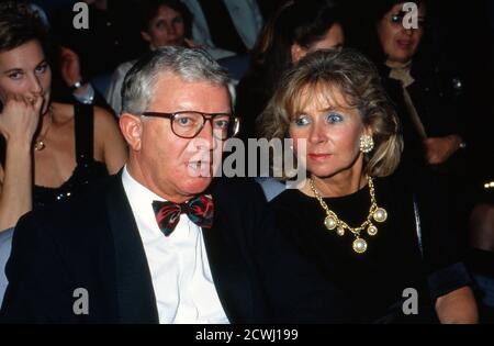 ARD Sportgala 1992, Abendveranstaltung am 13. Dezember 1992, mit dabei: Kanzleramtsminister Rudolf Seiters mit Ehefrau Banque D'Images