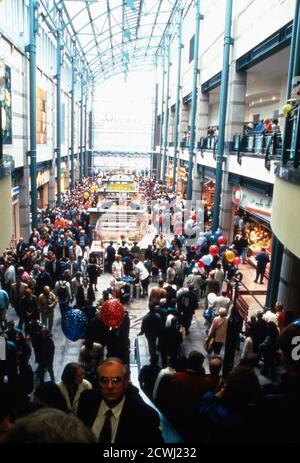 Menschenkrim neu eröffneten Centro Einkaufszentrum in Oberhausen, Deutschland 1996. Banque D'Images