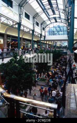 Menschenkrim neu eröffneten Centro Einkaufszentrum in Oberhausen, Deutschland 1996. Banque D'Images