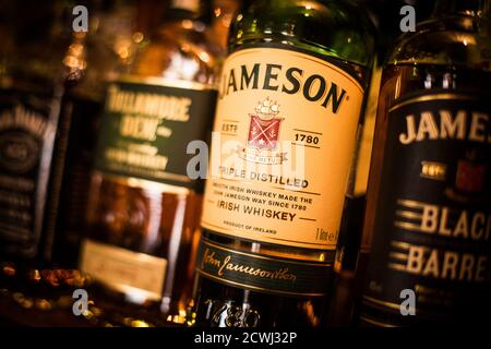 Bucarest, Roumanie - 16 février 2020 : gros plan illustration d'une bouteille de whisky irlandais Jameson. Banque D'Images