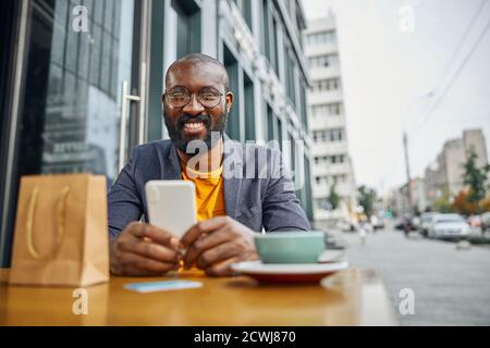 Ravi positive personne mâle posant sur camera Banque D'Images