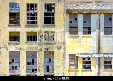Modèle de fenêtre de bâtiment ancien et abandonné avec des panneaux de fenêtres brisés. Usine abandonnée avec beau design de fenêtre. Banque D'Images