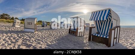 Chaises de plage à baldaquin près de Prerow (péninsule de Darß, Allemagne) Banque D'Images