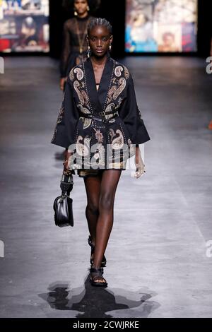 Paris, France. 29 septembre 2020. Un modèle présente une création de Dior lors de la semaine de la mode de Paris femmes Printemps-été 2021 prêt-à-porter défilé à Paris, France, 29 septembre 2020. Crédit: Piero Biasion/Xinhua/Alay Live News Banque D'Images
