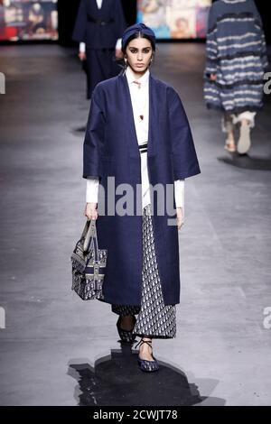 Paris, France. 29 septembre 2020. Un modèle présente une création de Dior lors de la semaine de la mode de Paris femmes Printemps-été 2021 prêt-à-porter défilé à Paris, France, 29 septembre 2020. Crédit: Piero Biasion/Xinhua/Alay Live News Banque D'Images