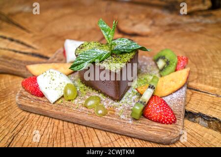 Dessert au chocolat en forme de cœur Banque D'Images