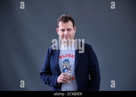 Adam Kay, auteur et comédien britannique, assiste à un photocall lors du Festival international du livre d'Édimbourg 2018 Banque D'Images