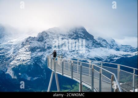 Fille sur la première falaise à Grindelwald-première avec Eiger Northface en arrière-plan Banque D'Images