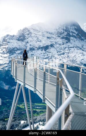 Fille sur la première falaise à Grindelwald-première avec Eiger Northface en arrière-plan Banque D'Images