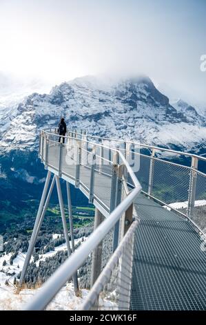 Fille sur la première falaise à Grindelwald-première avec Eiger Northface en arrière-plan Banque D'Images