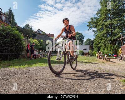 Radvanec, Tchéquie - 23 août 2020. L'événement de triathlon Samuel XC. Le triathlète quitte le dépôt pour le circuit de cyclisme. Banque D'Images