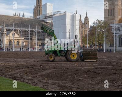 Paysagistes vus au travail avec des machines lourdes et pose une nouvelle pelouse sur le jardin de la place du Parlement. Banque D'Images