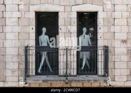 Jérusalem, Israël. 30 septembre 2020. Le centre commercial de Mamilla à Jérusalem est déserté alors que le second confinement d'Israël, qui a commencé le 18 septembre 2020, est appliqué. Le PM Netanyahu a précisé que le confinement sera en vigueur pendant au moins un mois, car les hôpitaux du pays se battent à l'approche de leur capacité. Ces derniers jours, Israël a même dépassé les États-Unis en ce qui concerne les décès par habitant causés par le coronavirus. Crédit : NIR Amon/Alamy Live News Banque D'Images