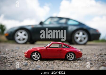 Porsche 993 avec modèle miniature en Allemagne Banque D'Images