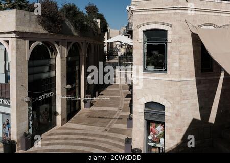 Jérusalem, Israël. 30 septembre 2020. Le centre commercial de Mamilla à Jérusalem est déserté alors que le second confinement d'Israël, qui a commencé le 18 septembre 2020, est appliqué. Le PM Netanyahu a précisé que le confinement sera en vigueur pendant au moins un mois, car les hôpitaux du pays se battent à l'approche de leur capacité. Ces derniers jours, Israël a même dépassé les États-Unis en ce qui concerne les décès par habitant causés par le coronavirus. Crédit : NIR Amon/Alamy Live News Banque D'Images