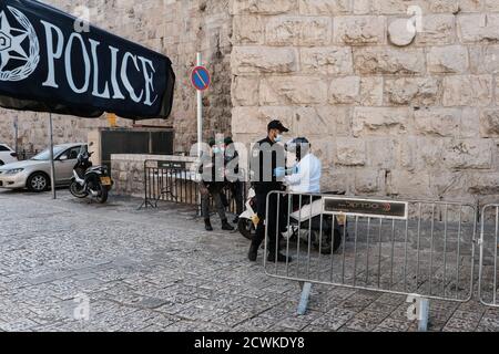 Jérusalem, Israël. 30 septembre 2020. Les policiers et les femmes font respecter le deuxième confinement d'Israël, qui a commencé le 18 septembre 2020, à la porte de Jaffa. Le PM Netanyahu a précisé que le confinement sera en vigueur pendant au moins un mois, alors que les services hospitaliers du coronavirus dans tout le pays se battent près de leur capacité. Ces derniers jours, Israël a même dépassé les États-Unis en ce qui concerne les décès par habitant causés par le coronavirus. Crédit : NIR Amon/Alamy Live News Banque D'Images