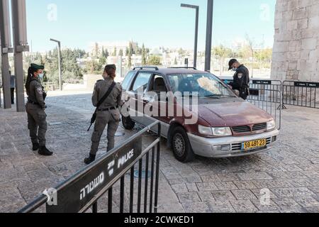 Jérusalem, Israël. 30 septembre 2020. Les policiers et les femmes font respecter le deuxième confinement d'Israël, qui a commencé le 18 septembre 2020, à la porte de Jaffa. Le PM Netanyahu a précisé que le confinement sera en vigueur pendant au moins un mois, alors que les services hospitaliers du coronavirus dans tout le pays se battent près de leur capacité. Ces derniers jours, Israël a même dépassé les États-Unis en ce qui concerne les décès par habitant causés par le coronavirus. Crédit : NIR Amon/Alamy Live News Banque D'Images