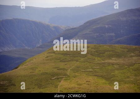 Deux personnes se tenant sur le sommet du Wainwright 'Wandope' de 'Grasmoor' dans le parc national de Lake District, Cumbria. ROYAUME-UNI. Banque D'Images
