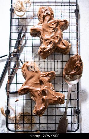 Pain d'épice man.biscuits enrobées de chocolat.dessert de Noël.nourriture et boisson délicieuses. Banque D'Images