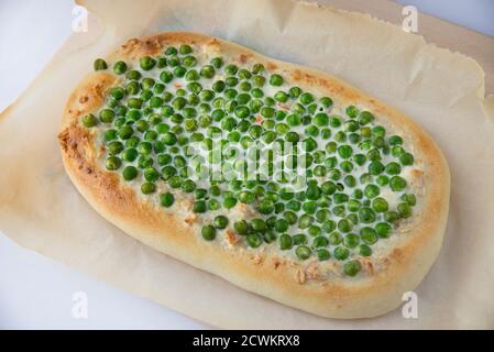 Tarte aux légumes frais maison avec petits pois verts sur le bureau en bois Banque D'Images