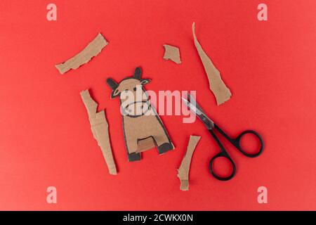Instructions étape par étape pour créer un projet d'art enfant de vache ou de taureau en papier. Bricolage. Artisanat en carton. Étape 2 Banque D'Images