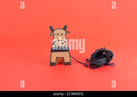 Instructions étape par étape pour créer un projet d'art enfant de vache ou de taureau en papier. Bricolage. Artisanat en carton. Étape 4. Enroulez la figure avec des filets Banque D'Images