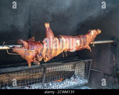 Un porc grillé sur la broche. Cuisine croate typique. Gros plan. Banque D'Images